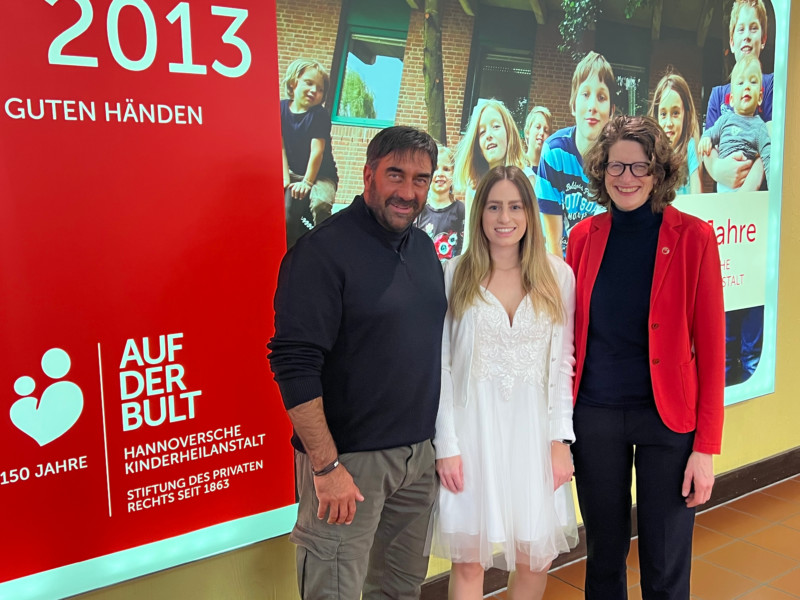 Dr. Agnes Genewein, Vorständin der Stiftung Hannoversche Kinderheilanstalt, Spendenengel Michelle und Ricardo Savia 